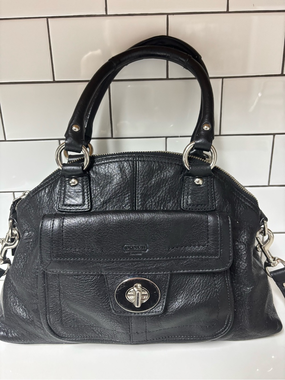 Coach
Hampton Black Satchel, style F13963 /
13963 VTG turn key
